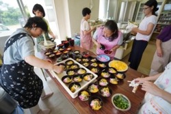 m_t007003020)敬老会吸い物準備.jpg