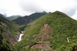 m_q001001010)千尋滝と麦生側前岳.jpg