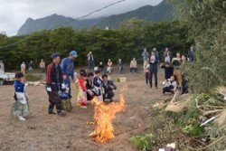 m_q002003018)鬼火焚き点火.jpg