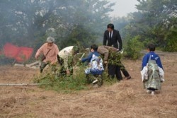 m_q002003022)お守り笹取り.jpg