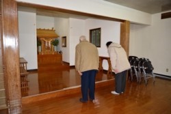 m_q002004008)弓矢八幡日の入り参拝.jpg