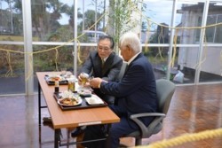m_q002004014)2人で飲む拝み者.jpg
