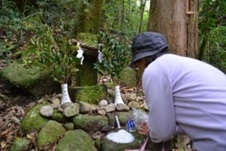 m_q002005002)岳参り中足山神.jpg