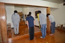 m_q002005019)夜ごもり参拝.jpg