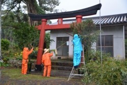m_q002005021)弓矢八幡正月準備.jpg