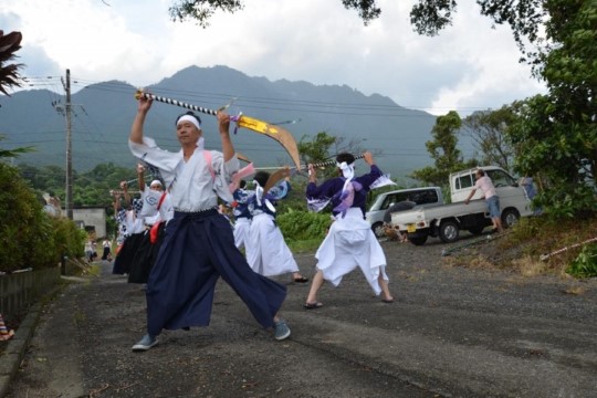 m_q003001001)墓地ナギナタ踊り.jpg