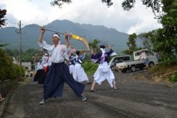 m_q003001001)墓地ナギナタ踊り.jpg