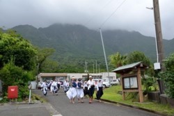 m_q003001004)13日村へ向かう一同.jpg