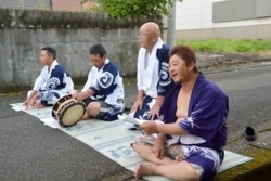 m_q003001013)15日庭もどし歌い手.jpg