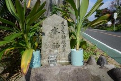 m_q004001029)つるべ井戸水神様.jpg