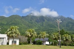 m_q005001003)公共施設と前岳.jpg