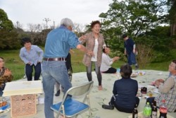 m_q005002011)公園花見会踊り.jpg