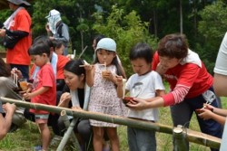 m_q005002013)公園ソーメン流し子供.jpg