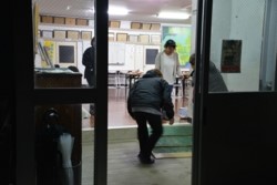 m_q005003021)婦人会公民館清掃玄関.jpg