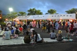 m_q007001003)夏祭り広場とテント.jpg