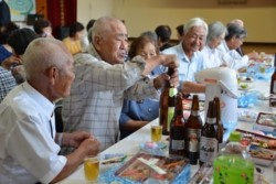 m_q007003006)会食ビールすすむ.jpg