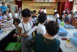 m_q007003009)子供達プレゼント.jpg