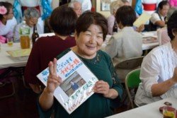 m_q007003013)写真喜ぶ.jpg