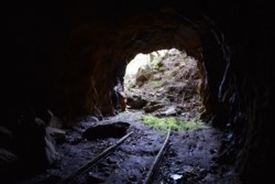 m_o004002001)坑口トロッコ線路.jpg