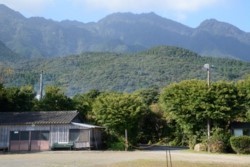 m_o004002002)仁田鉱山の山遠望.jpg