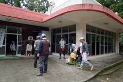 m_o005002002)公民館岳参り出発.jpg