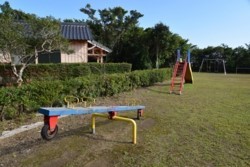 m_o005002015)遊具と平野神社.jpg